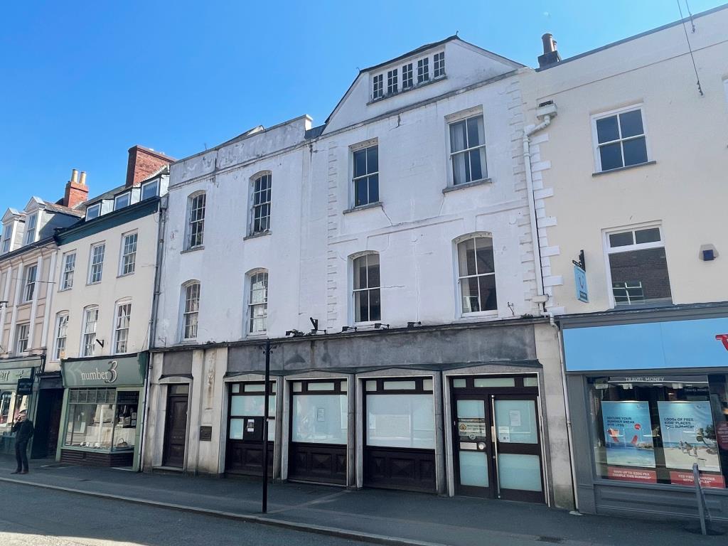 Lot: 29 - SUBSTANTIAL TOWN CENTRE PREMISES WITH PLANNING TO CREATE TEN UNITS - Photo showing front fa?ade of building from alternative angle